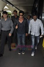 Shahrukh Khan & family return from london in Mumbai Airport  on 14th July 2011 (22).JPG
